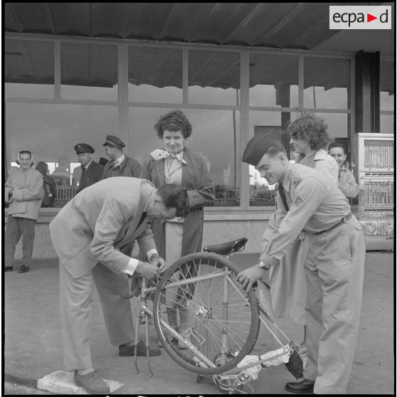 Arrivée à Orly des lauréats du concours Tour de France. [Description en cours]