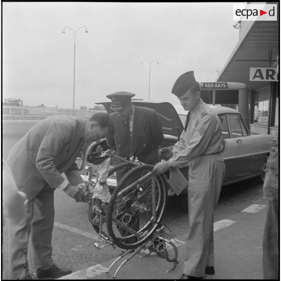 Arrivée à Orly des lauréats du concours Tour de France. [Description en cours]