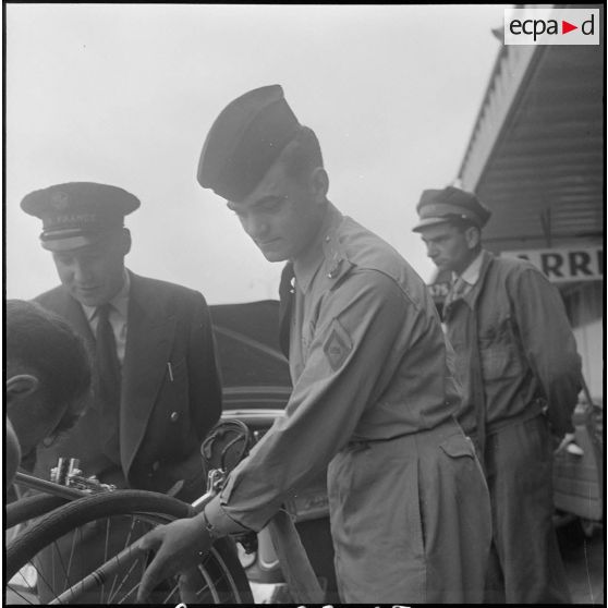 Arrivée à Orly des lauréats du concours Tour de France. [Description en cours]