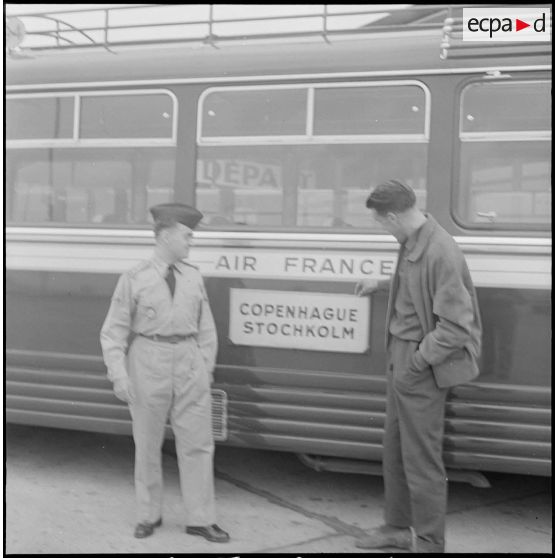 Arrivée à Orly des lauréats du concours Tour de France. [Description en cours]