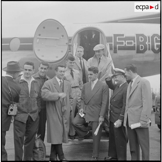 Arrivée à Orly des lauréats du concours Tour de France. [Description en cours]