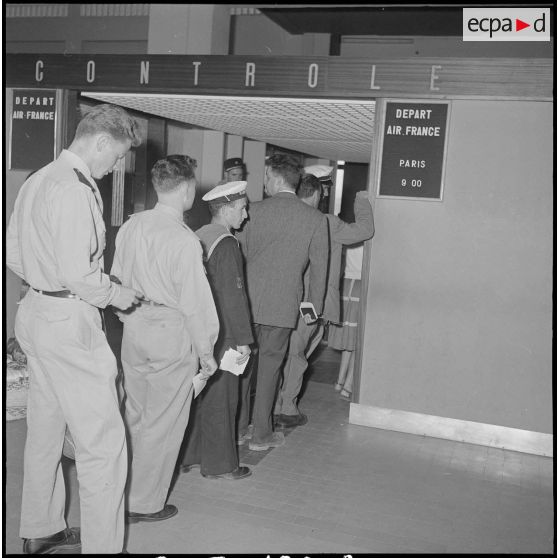 Départ des lauréats du concours Tour de France depuis Alger. [Description en cours]