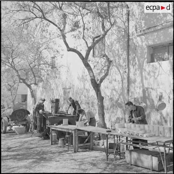 Vie quotidienne en cantonnement. [Description en cours]