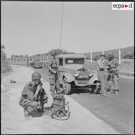 Barrage routier de l'armée de l'Air. [Description en cours]