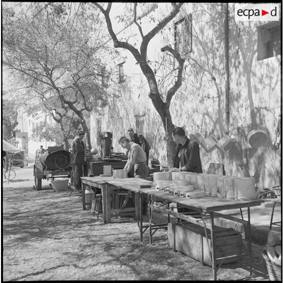 Vie quotidienne en cantonnement. [Description en cours]