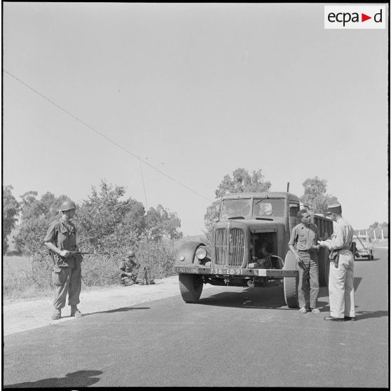 Barrage routier de l'armée de l'Air. [Description en cours]