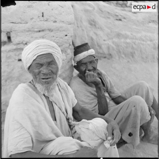 Portrait de deux chibanis. [Description en cours]