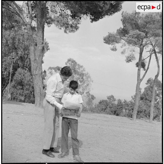 Des jeunes garçons lisent des exemplaires du Bled. [Description en cours]