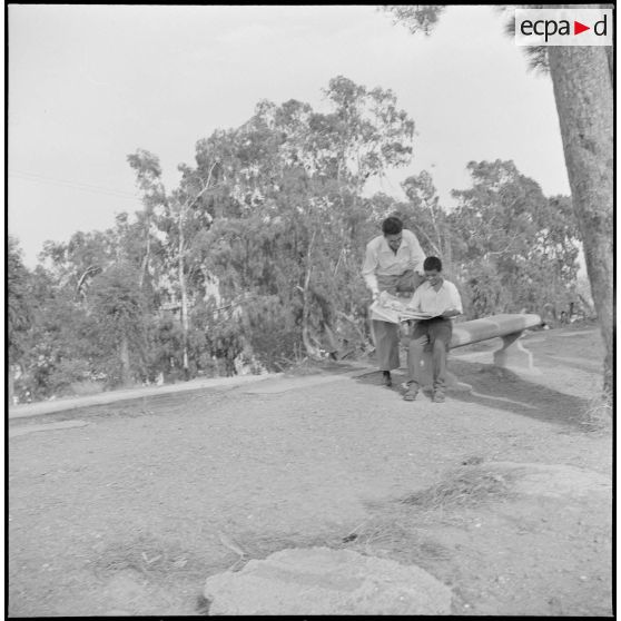 Des jeunes garçons lisent des exemplaires du Bled. [Description en cours]