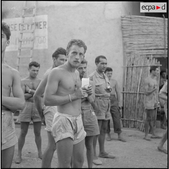 Enregistrement de messages audios pour une émission radiodiffusée. [Description en cours]