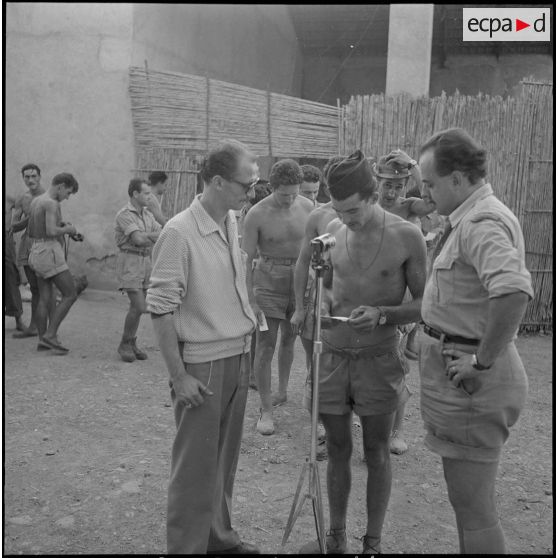 Enregistrement de messages audios pour une émission radiodiffusée. [Description en cours]