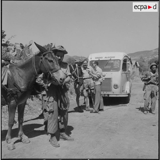 Enregistrement de messages audios pour une émission radiodiffusée. [Description en cours]