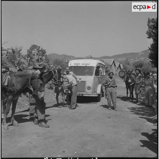 Enregistrement de messages audios pour une émission radiodiffusée. [Description en cours]