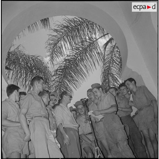 Enregistrement de messages audios pour une émission radiodiffusée. [Description en cours]