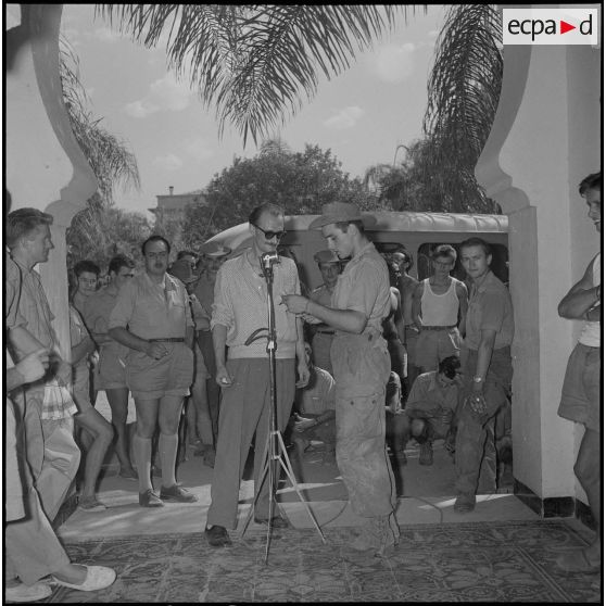 Enregistrement de messages audios pour une émission radiodiffusée. [Description en cours]