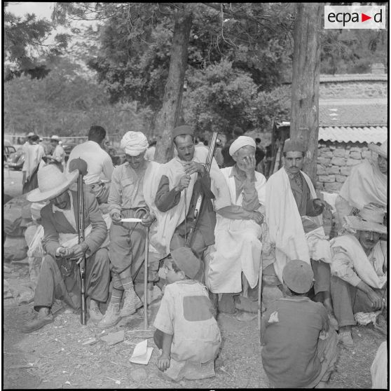 Remise d'armes de chasse aux habitants du village d'Agouni Gueghrane. [Description en cours]