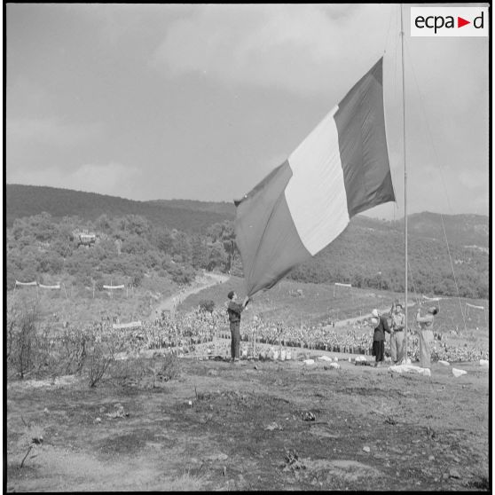 Remise d'armes de chasse aux habitants du village d'Agouni Gueghrane. [Description en cours]