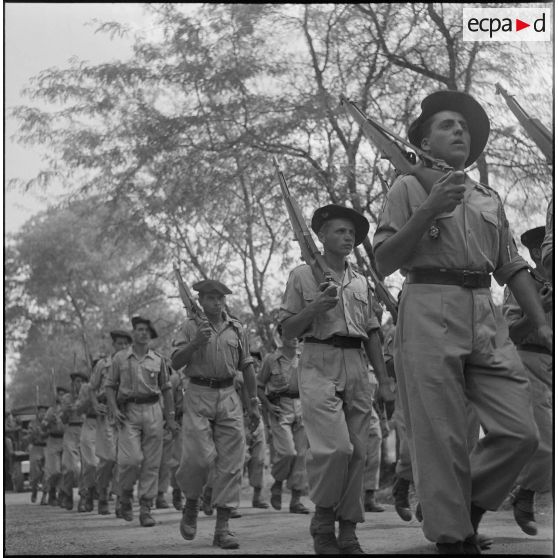 Remise d'armes de chasse aux habitants du village d'Agouni Gueghrane. [Description en cours]