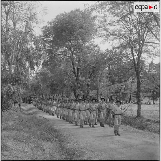 Remise d'armes de chasse aux habitants du village d'Agouni Gueghrane. [Description en cours]
