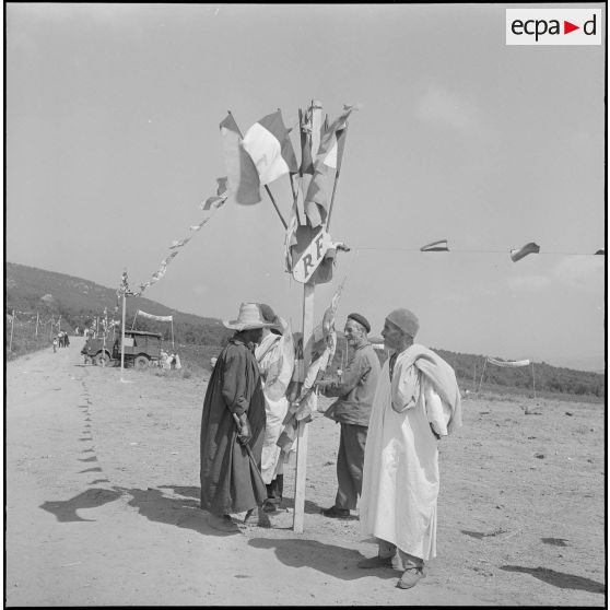 Remise d'armes de chasse aux habitants du village d'Agouni Gueghrane. [Description en cours]