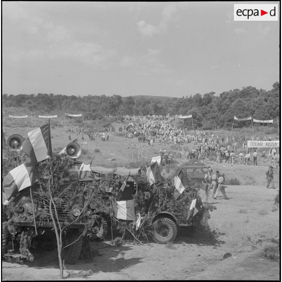Remise d'armes de chasse aux habitants du village d'Agouni Gueghrane. [Description en cours]