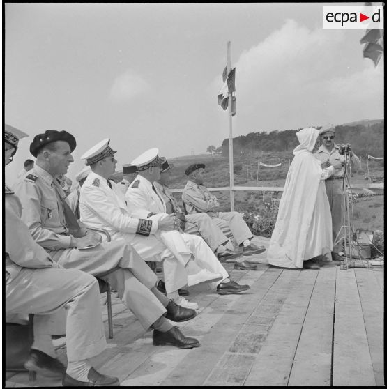 Remise d'armes de chasse aux habitants du village d'Agouni Gueghrane. [Description en cours]