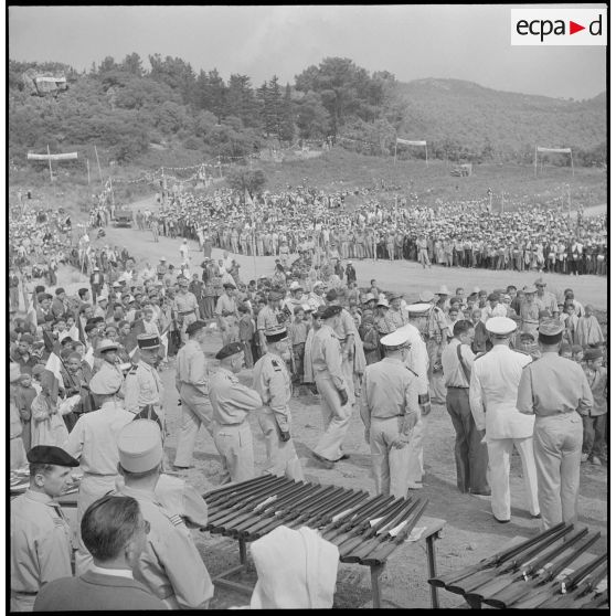 Remise d'armes de chasse aux habitants du village d'Agouni Gueghrane. [Description en cours]
