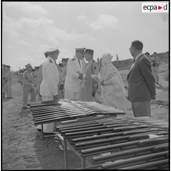 Remise d'armes de chasse aux habitants du village d'Agouni Gueghrane. [Description en cours]