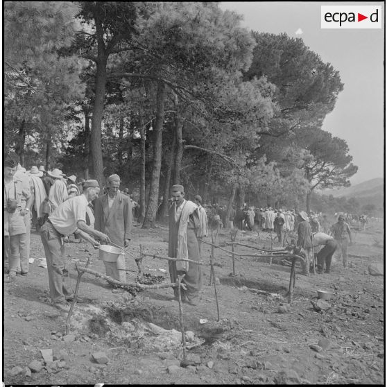 Remise d'armes de chasse aux habitants du village d'Agouni Gueghrane. [Description en cours]