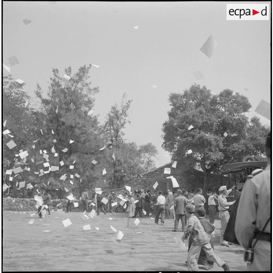 Remise d'armes de chasse aux habitants du village d'Agouni Gueghrane. [Description en cours]