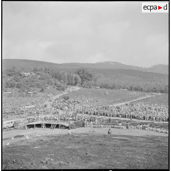 Remise d'armes de chasse aux habitants du village d'Agouni Gueghrane. [Description en cours]