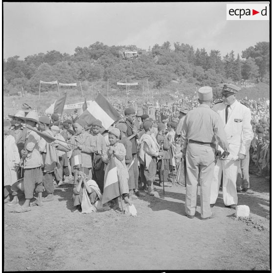 Remise d'armes de chasse aux habitants du village d'Agouni Gueghrane. [Description en cours]