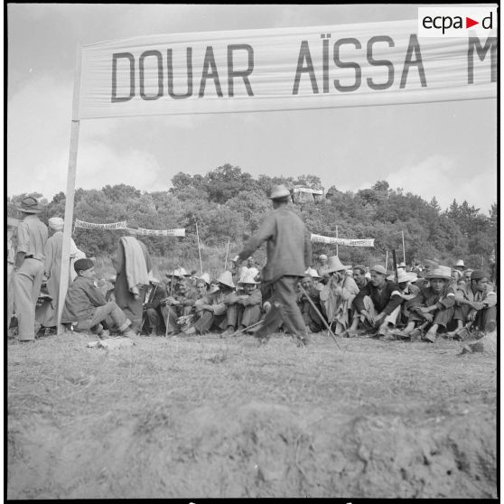 Remise d'armes de chasse aux habitants du village d'Agouni Gueghrane. [Description en cours]