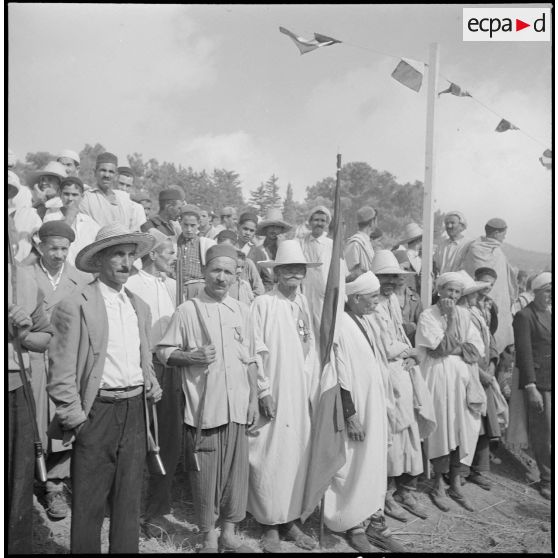 Remise d'armes de chasse aux habitants du village d'Agouni Gueghrane. [Description en cours]