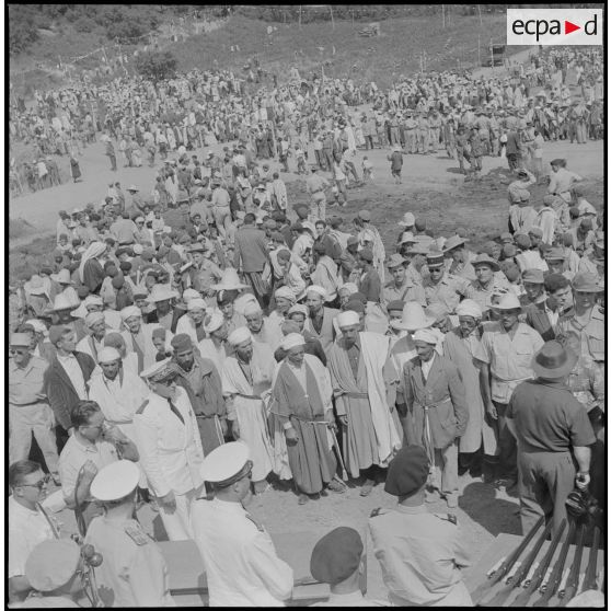 Remise d'armes de chasse aux habitants du village d'Agouni Gueghrane. [Description en cours]