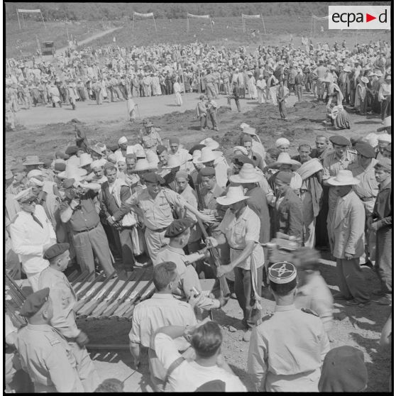 Remise d'armes de chasse aux habitants du village d'Agouni Gueghrane. [Description en cours]