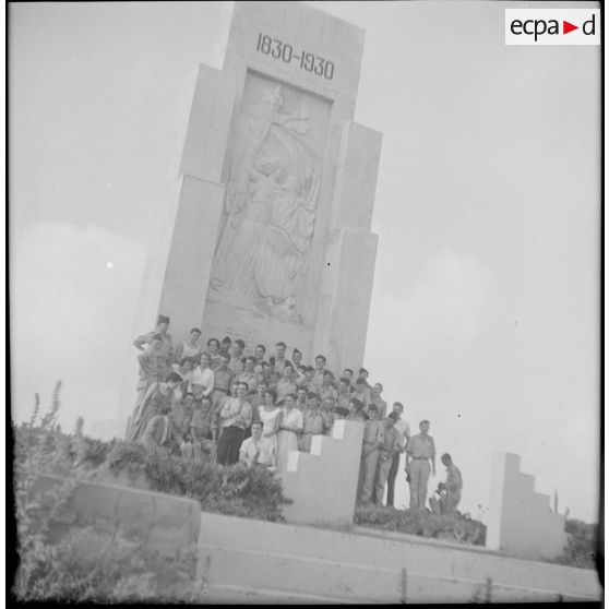 Accueil à Alger par l'association générale des étudiants d'Alger, des militaires appelés du 1/2e RI. [Description en cours]