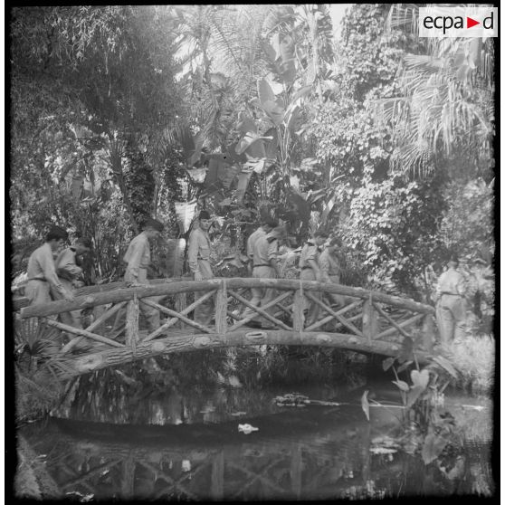 Accueil à Alger par l'association générale des étudiants d'Alger, des militaires appelés du 1/2e RI. [Description en cours]