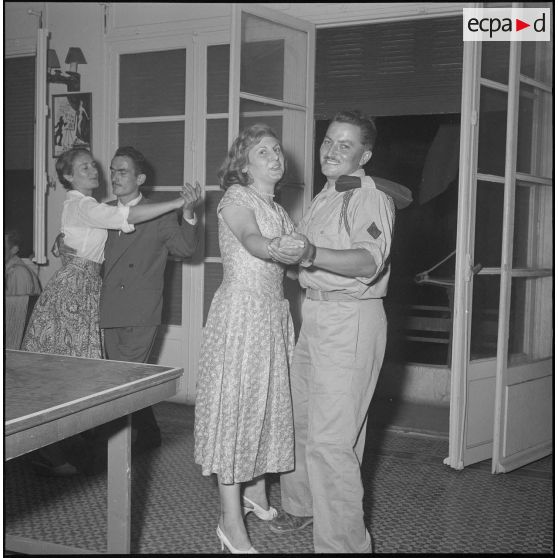 Accueil à Alger par l'association générale des étudiants d'Alger, des militaires appelés du 1/2e RI. [Description en cours]