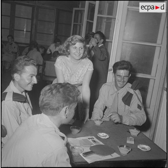 Accueil à Alger par l'association générale des étudiants d'Alger, des militaires appelés du 1/2e RI. [Description en cours]