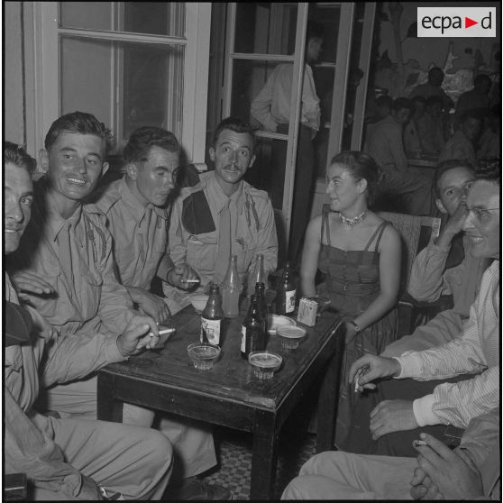 Accueil à Alger par l'association générale des étudiants d'Alger, des militaires appelés du 1/2e RI. [Description en cours]