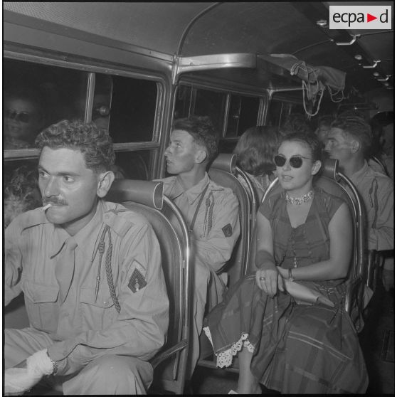 Accueil à Alger par l'association générale des étudiants d'Alger, des militaires appelés du 1/2e RI. [Description en cours]