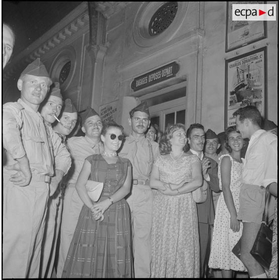 Accueil à Alger par l'association générale des étudiants d'Alger, des militaires appelés du 1/2e RI. [Description en cours]