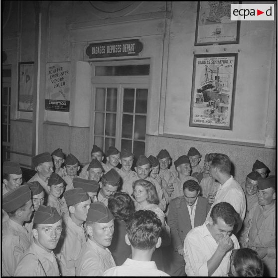 Accueil à Alger par l'association générale des étudiants d'Alger, des militaires appelés du 1/2e RI. [Description en cours]