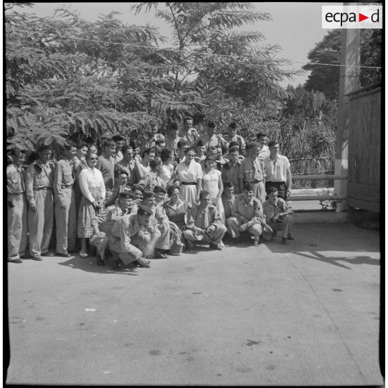 Accueil à Alger par l'association générale des étudiants d'Alger, des militaires appelés du 1/2e RI. [Description en cours]