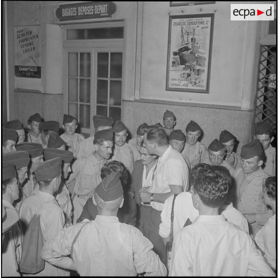 Accueil à Alger par l'association générale des étudiants d'Alger, des militaires appelés du 1/2e RI. [Description en cours]