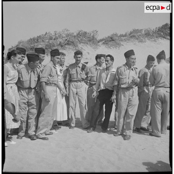 Accueil à Alger par l'association générale des étudiants d'Alger, des militaires appelés du 1/2e RI. [Description en cours]