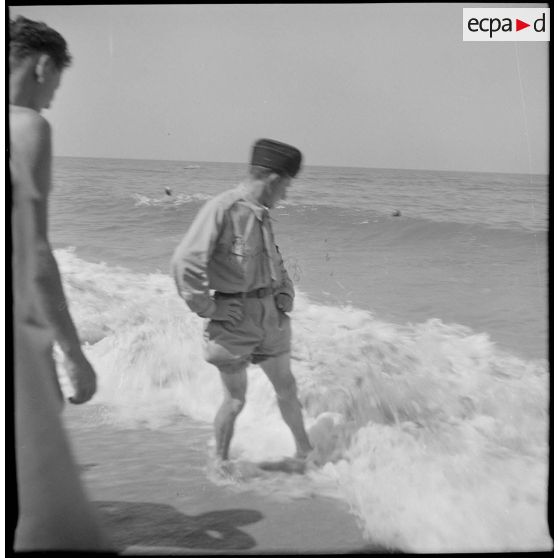 Accueil à Alger par l'association générale des étudiants d'Alger, des militaires appelés du 1/2e RI. [Description en cours]