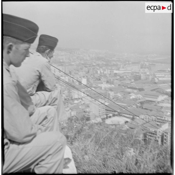 Accueil à Alger par l'association générale des étudiants d'Alger, des militaires appelés du 1/2e RI. [Description en cours]