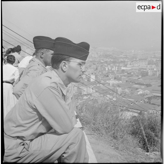Accueil à Alger par l'association générale des étudiants d'Alger, des militaires appelés du 1/2e RI. [Description en cours]